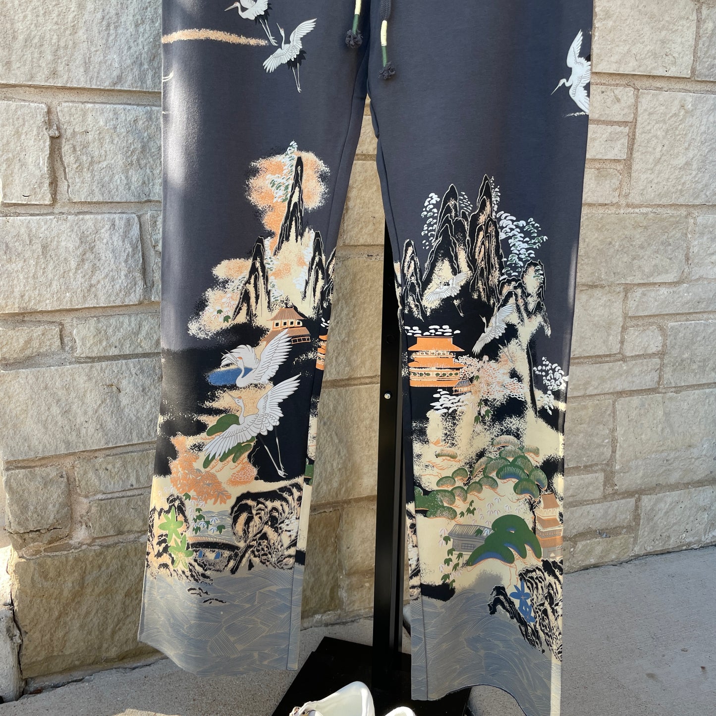 Stretch Front-Tie Crane Print Pant with Raw Hem